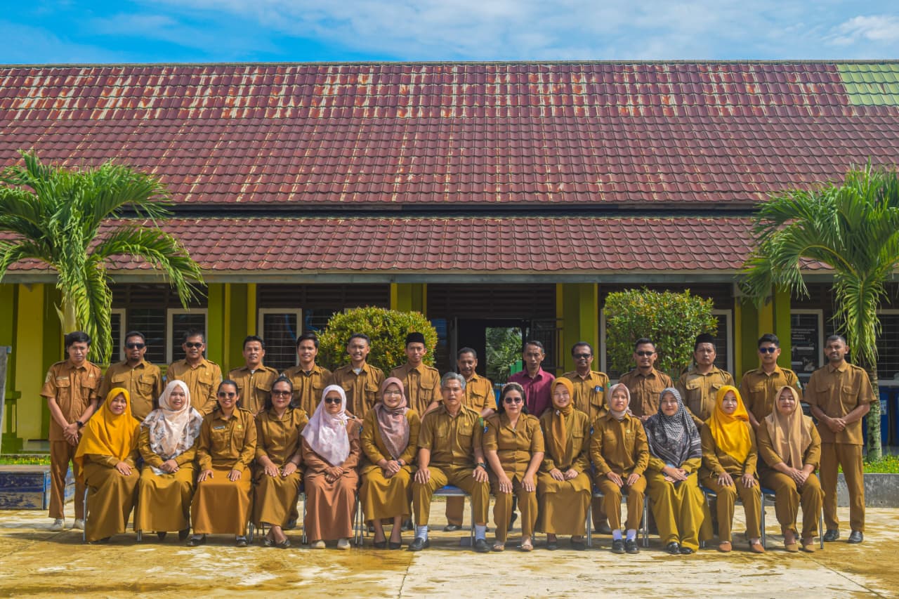 Guru dan Staff SMA Negeri 2 Muara Wahau